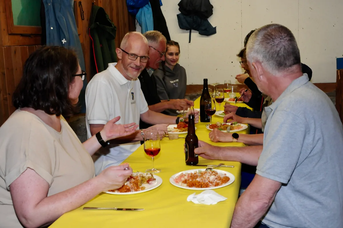 Man sieht Einwohner von Nänikon gemeinsam den längsten Tag feiern.